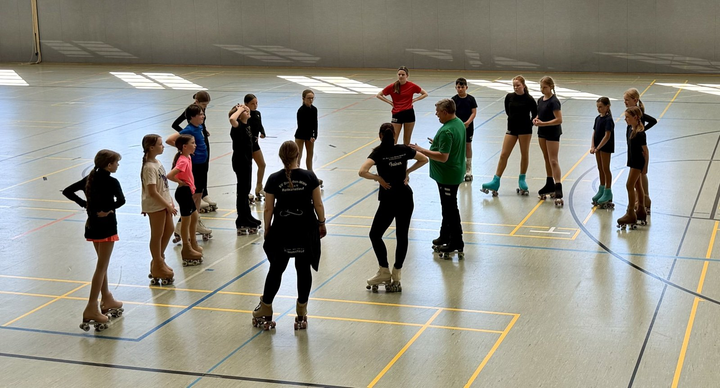 Lehrgangsmoment in der Halle: Eine Übung wird im Halbkreis erklärt
