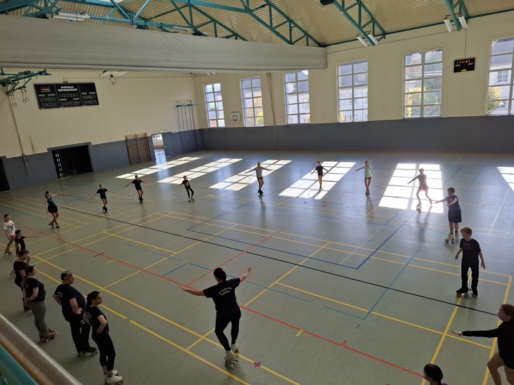 Übersicht der Trainingshalle während einer Einheit