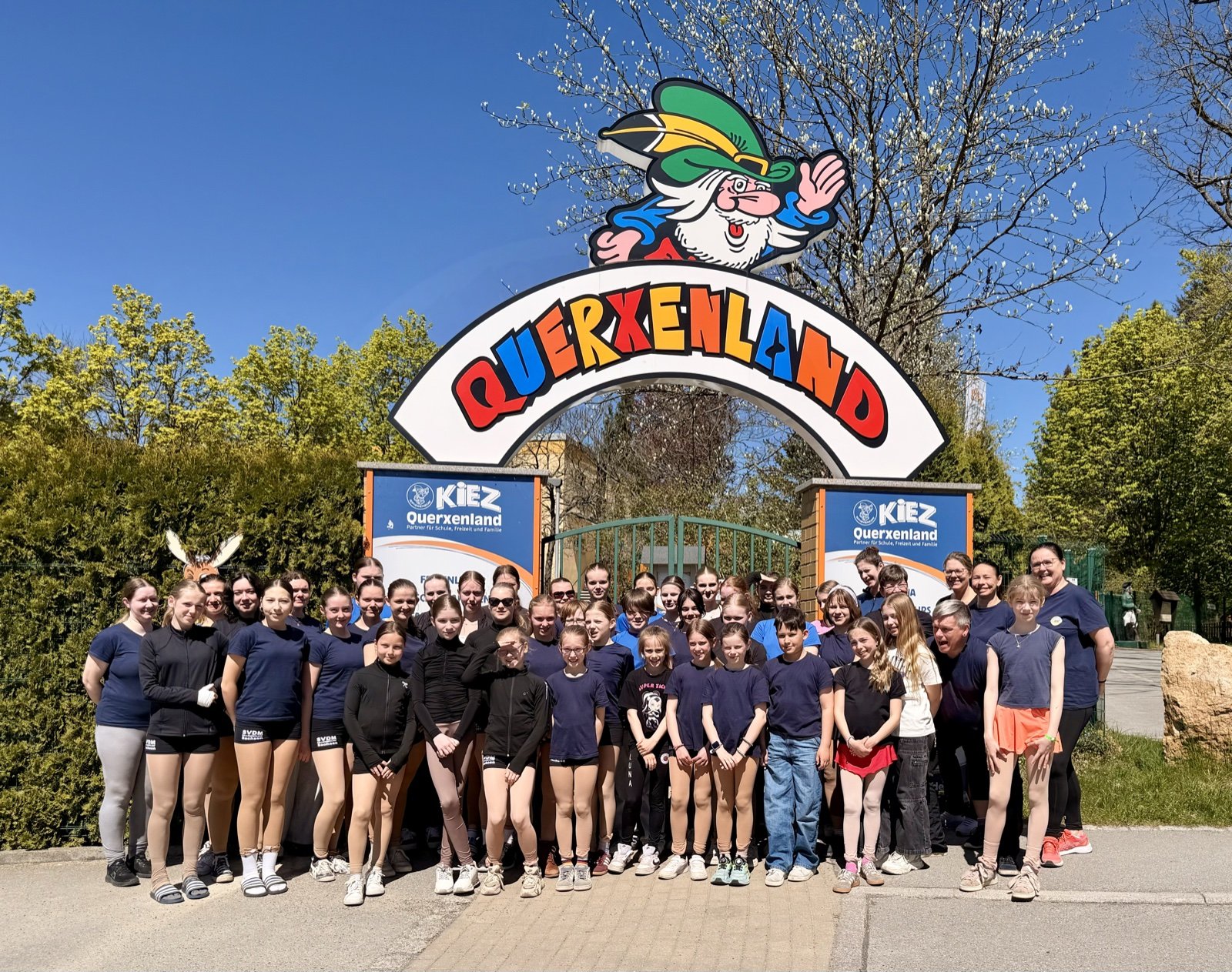 Gruppenfoto der Teilnehmenden am Schilderbogen des KIEZ Querxenland in Seifhennersdorf