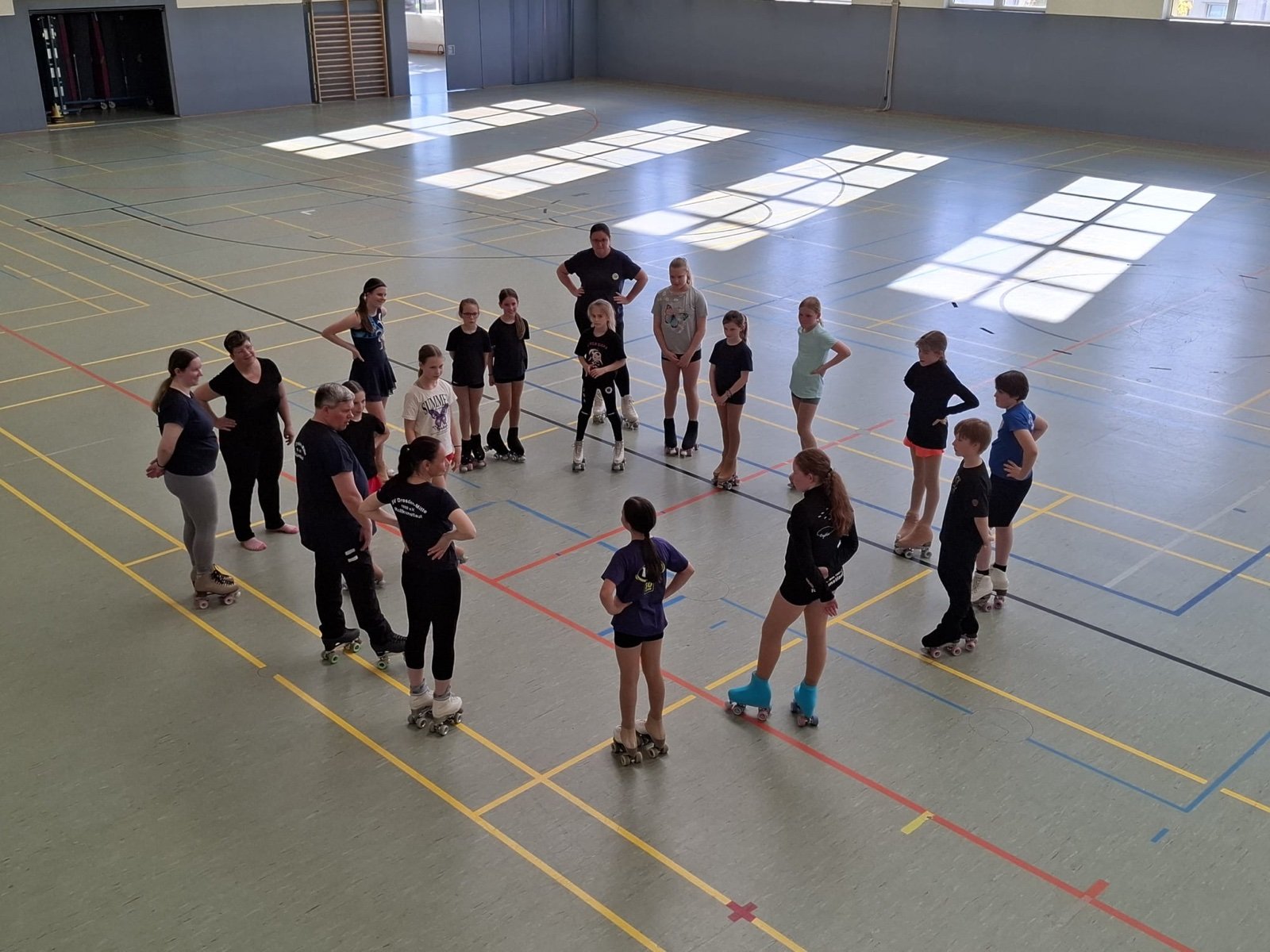 Trainerin und Sportlerinnen einer Trainingsgruppe zu Beginn einer Einheit in der Turnhalle des Oberland-Gymnasiums Seifhennersdorf