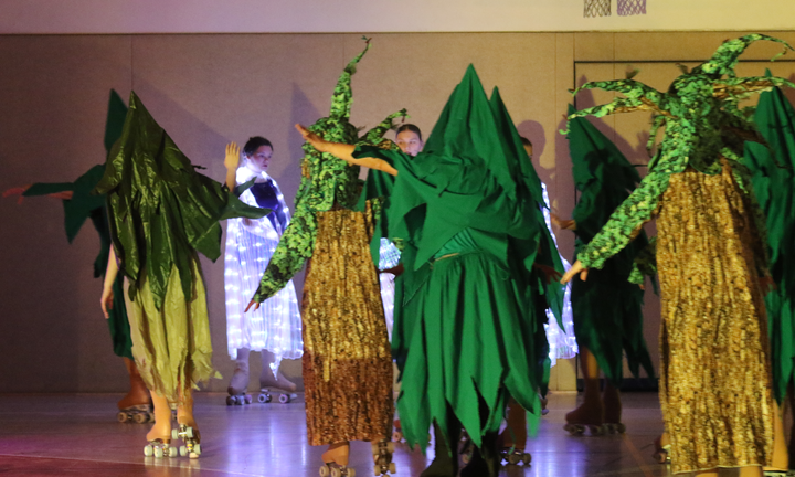 Ensemble in grün-goldenen Baumkostümen