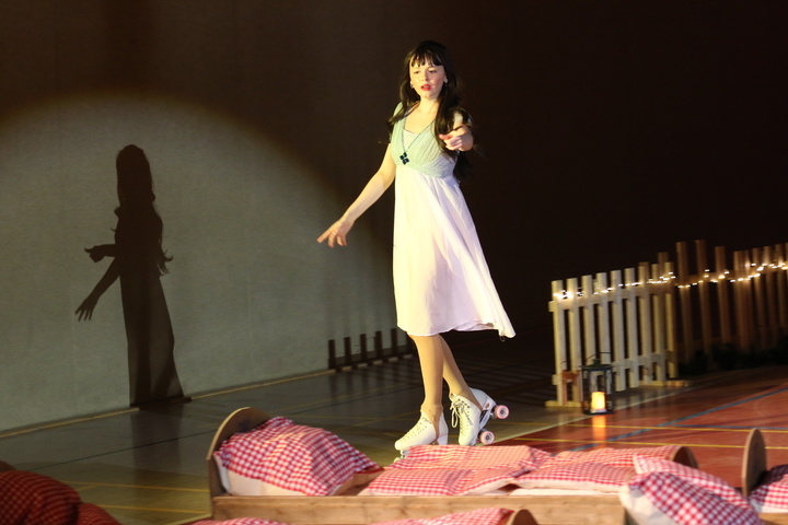 Solo im Spotlight mit Schattenwurf an der Hallenwand